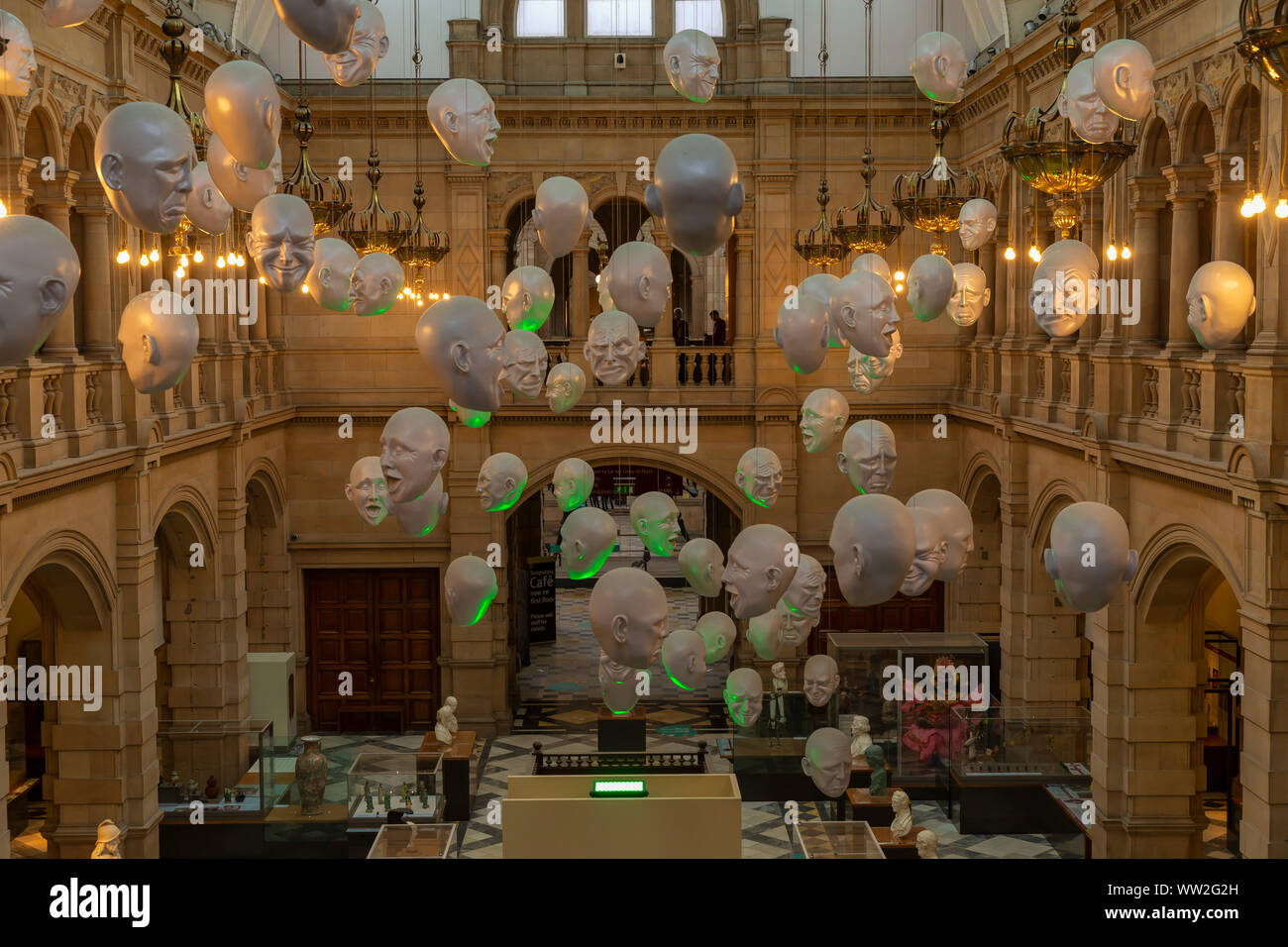 Cabezales flotantes, instalación, Sophie Cueva, Galería de Arte y Museo Kelvingrove, Glasgow, Escocia, Reino Unido Foto de stock
