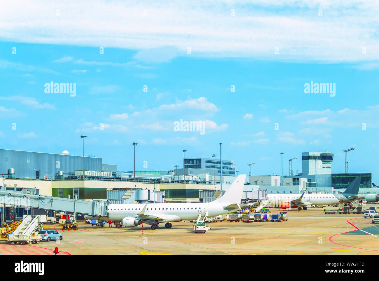 Vista del aeropuerto de Frankfurt, aviones, coches de servicio, pasarelas, Alemania Foto de stock