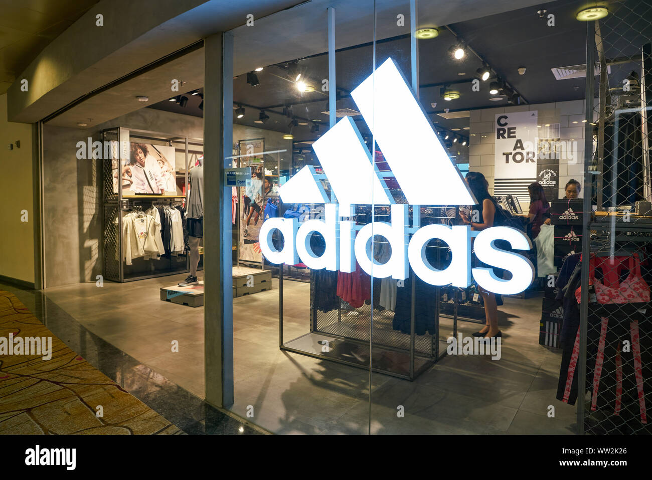 Singapur - Abril, circa 2019: Adidas firmar en una tienda en el aeropuerto  Changi de Singapur Fotografía de stock - Alamy
