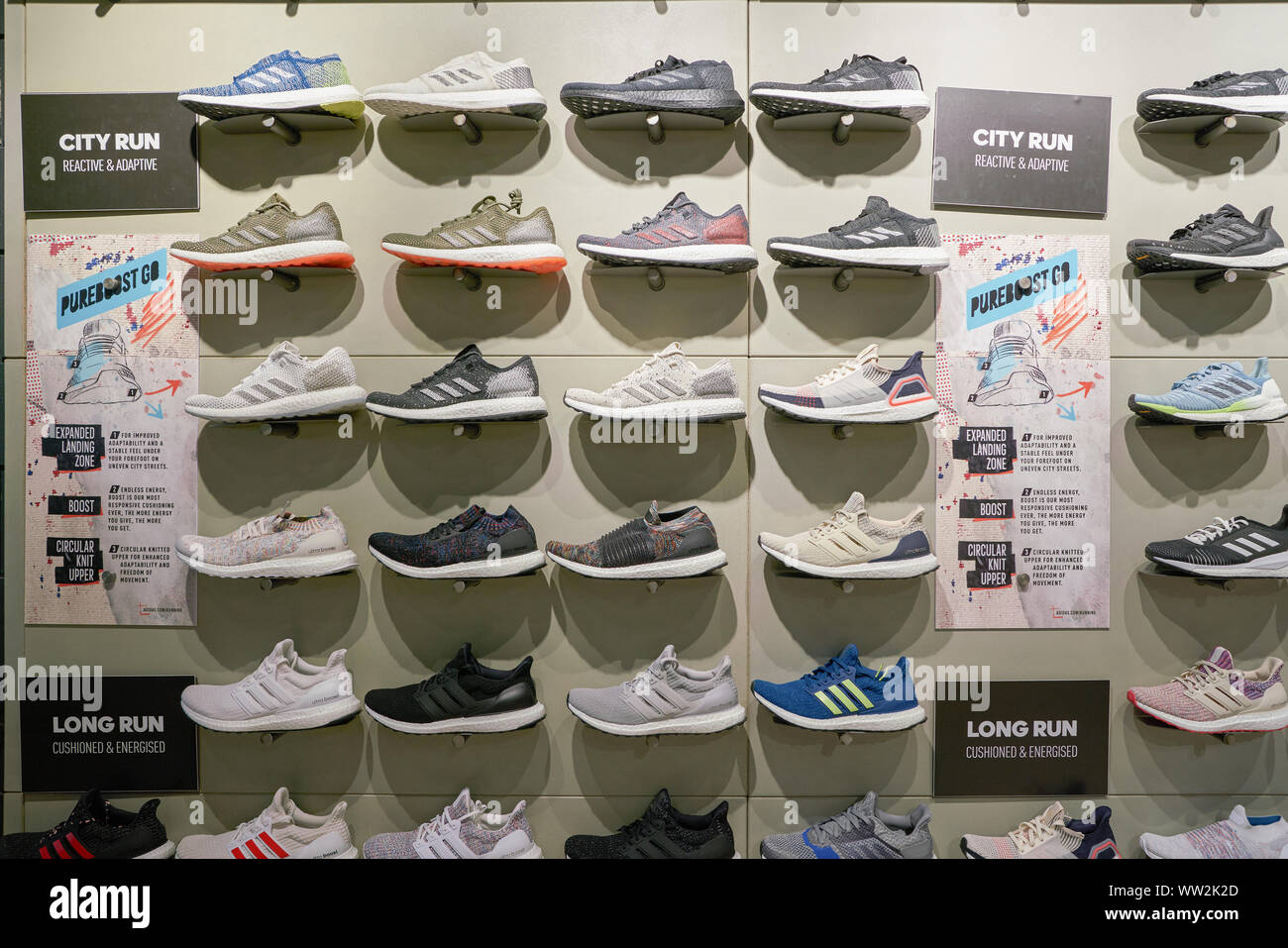 Singapur - CIRCA abril, 2019: La tienda interior de la tienda adidas en el  Aeropuerto de Changi de Singapur Fotografía de stock - Alamy