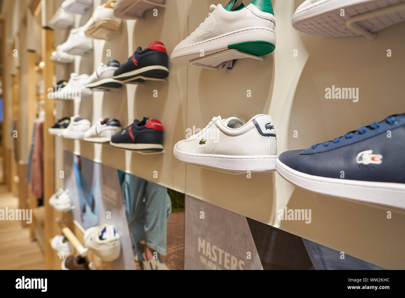 Singapur - Abril, circa 2019: zapatos en exhibición en Lacoste tienda en  Joya Changi Airport Fotografía de stock - Alamy