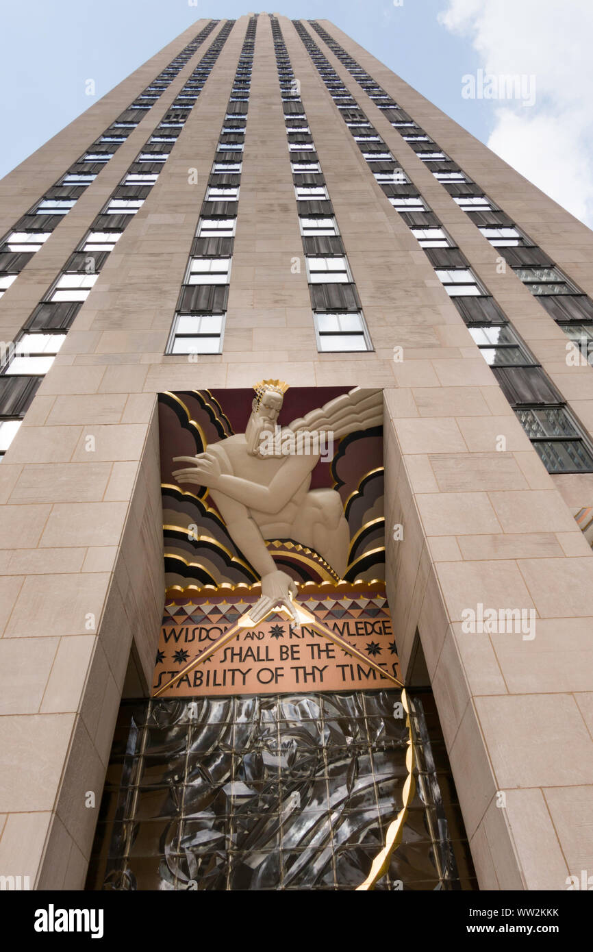 Edificio Rockefeller Center Comcast, entrada principal de 30 Rockefeller Plaza, Nueva York Foto de stock