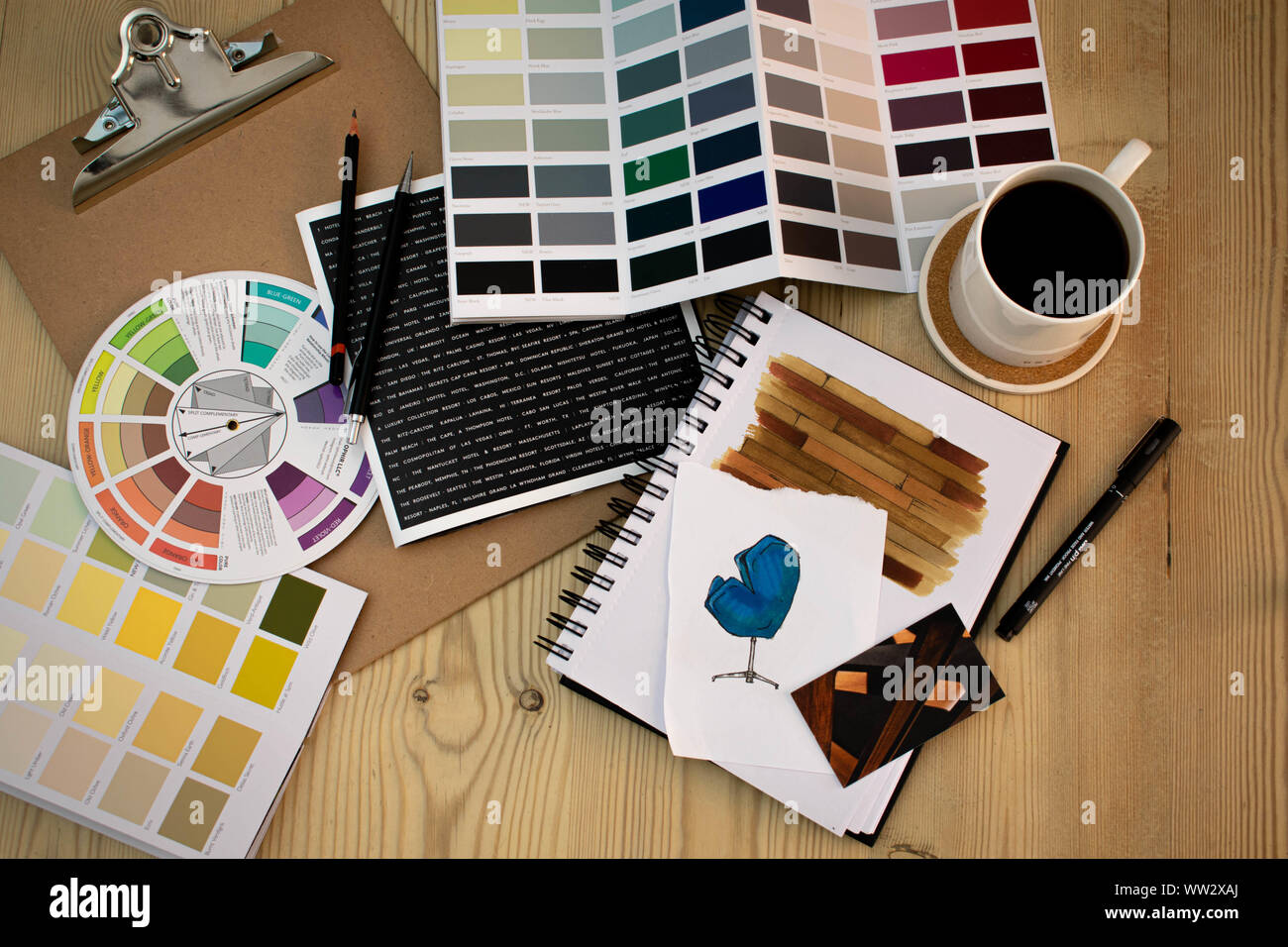 Sentar planas de diseñador de interiores, espacio de trabajo con bocetos, herramientas, color café y gráfico Foto de stock