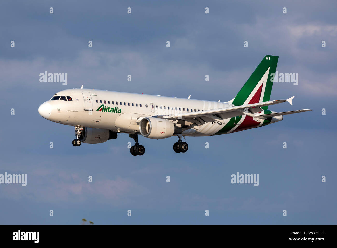 Airbus A319-112 de Alitalia (EI-IMB) llega en el vuelo de la tarde a diario desde Roma, Italia. Foto de stock