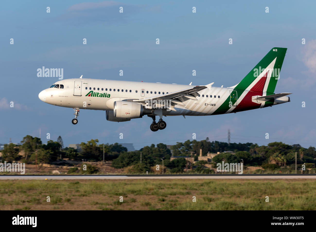 Airbus A319-112 de Alitalia (EI-IMB) llega en el vuelo de la tarde a diario desde Roma, Italia. Foto de stock