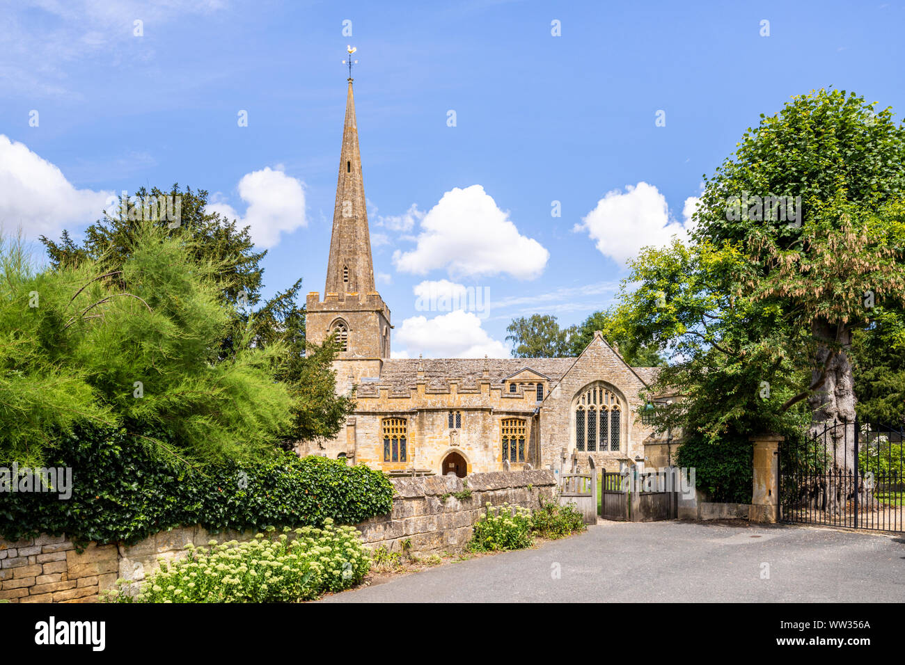 La iglesia de San Miguel y todos los ángeles en la aldea de Cotswold Stanton, Gloucestershire, Reino Unido Foto de stock