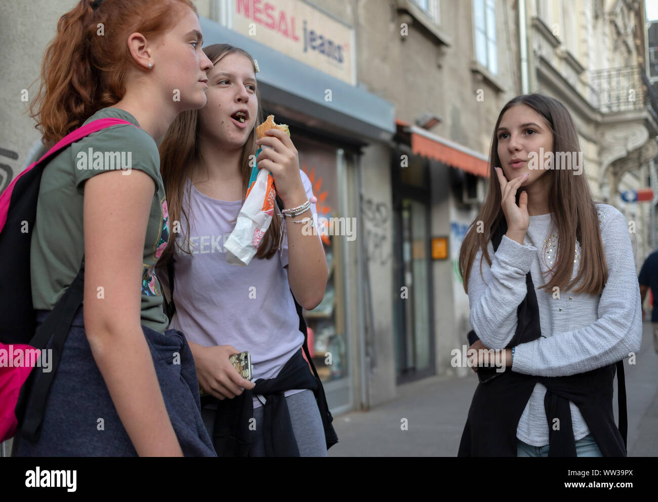 Belgrado, Serbia, 10 de septiembre de 2019: escena urbana con tres chicas adolescentes de pie en la calle y charlar Foto de stock