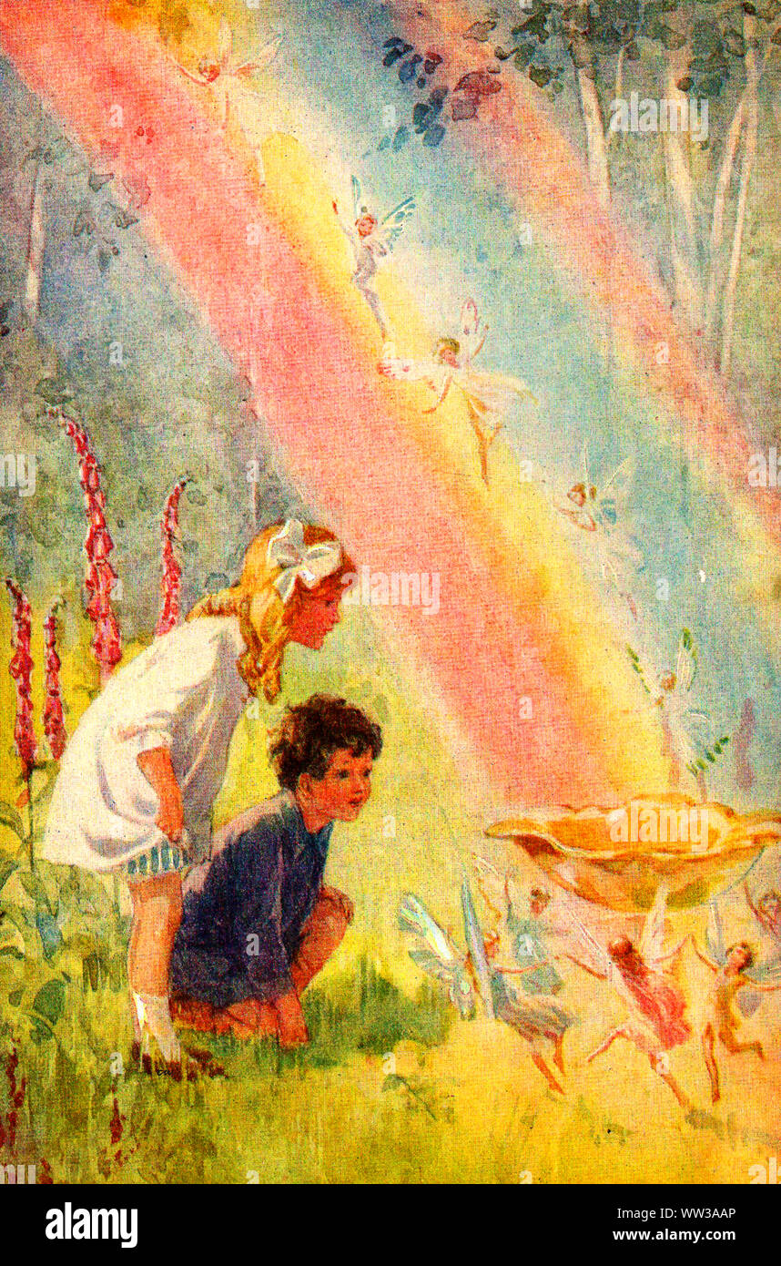 1920 English ilustración en color mostrando una niña y un niño en un jardín contemplando una olla de oro al final del arco iris, con hadas volando alrededor de ellos. (No un duende en vista!) Foto de stock