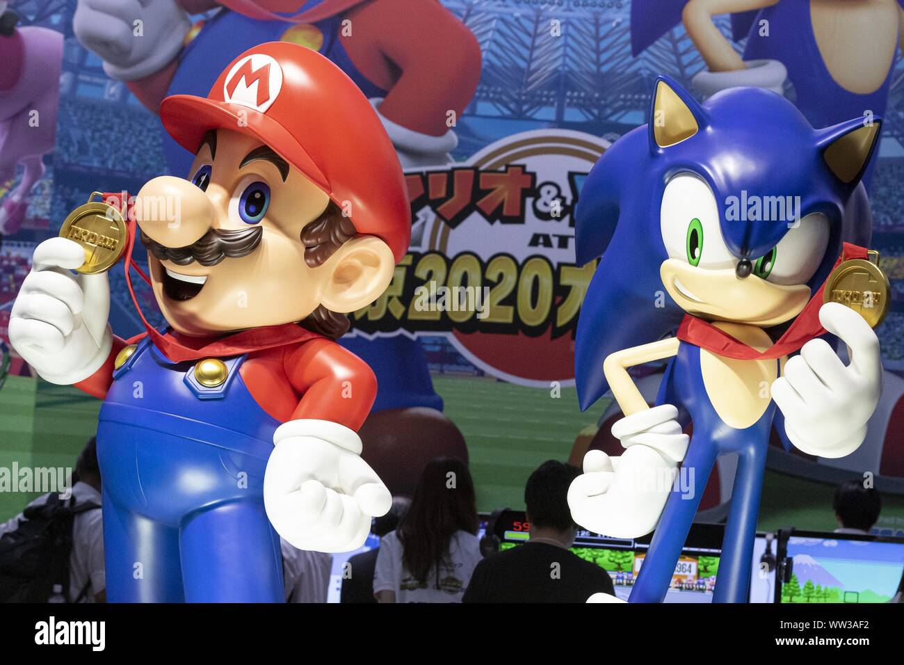 Chiba, Japón. 12 Sep, 2019. Estatuas de Super Mario y Sonic the Hedgehog  promover el videojuego oficial de los Juegos Olímpicos de Tokio 2020 en  exhibición en el Tokyo Game Show (TGS)