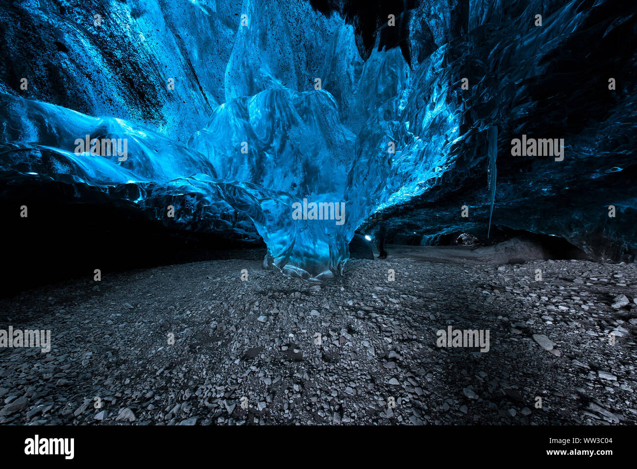 En el interior de una cueva de hielo en Islandia Foto de stock