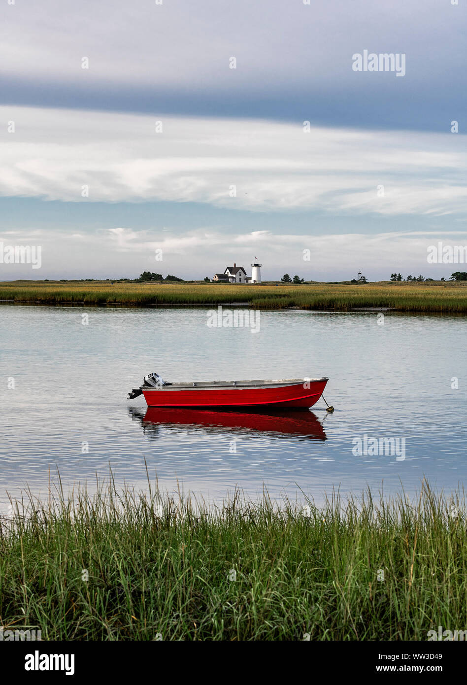 Barco anclado por etapa Harbor Lighthouse en Harding Beach, Chatham, en Cape Cod, Massachusetts, EE.UU. Foto de stock