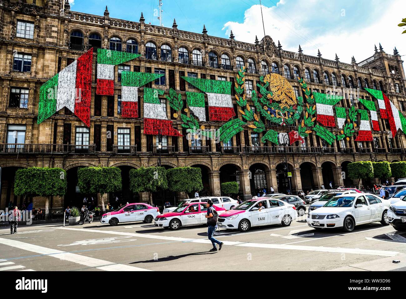 La decoración de las fiestas nacionales de México. Bandera Mexicana.  patriótico o mes de septiembre el mes patriótico. Día del grito de  independencia en el palacio de gobierno en el zócalo de
