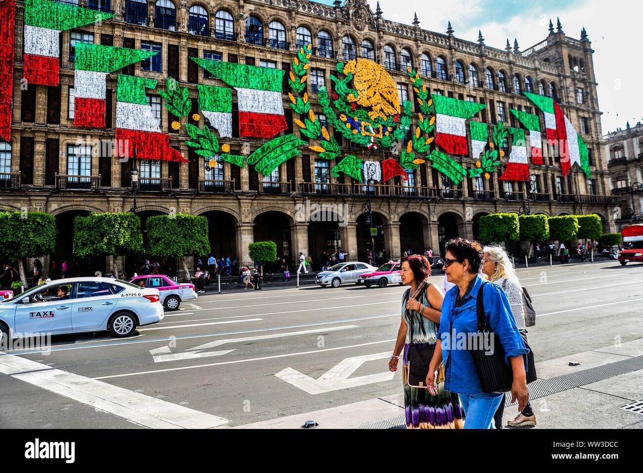 La decoración de las fiestas nacionales de México. Bandera Mexicana.  patriótico o mes de septiembre el mes patriótico. Día del grito de  independencia en el palacio de gobierno en el zócalo de