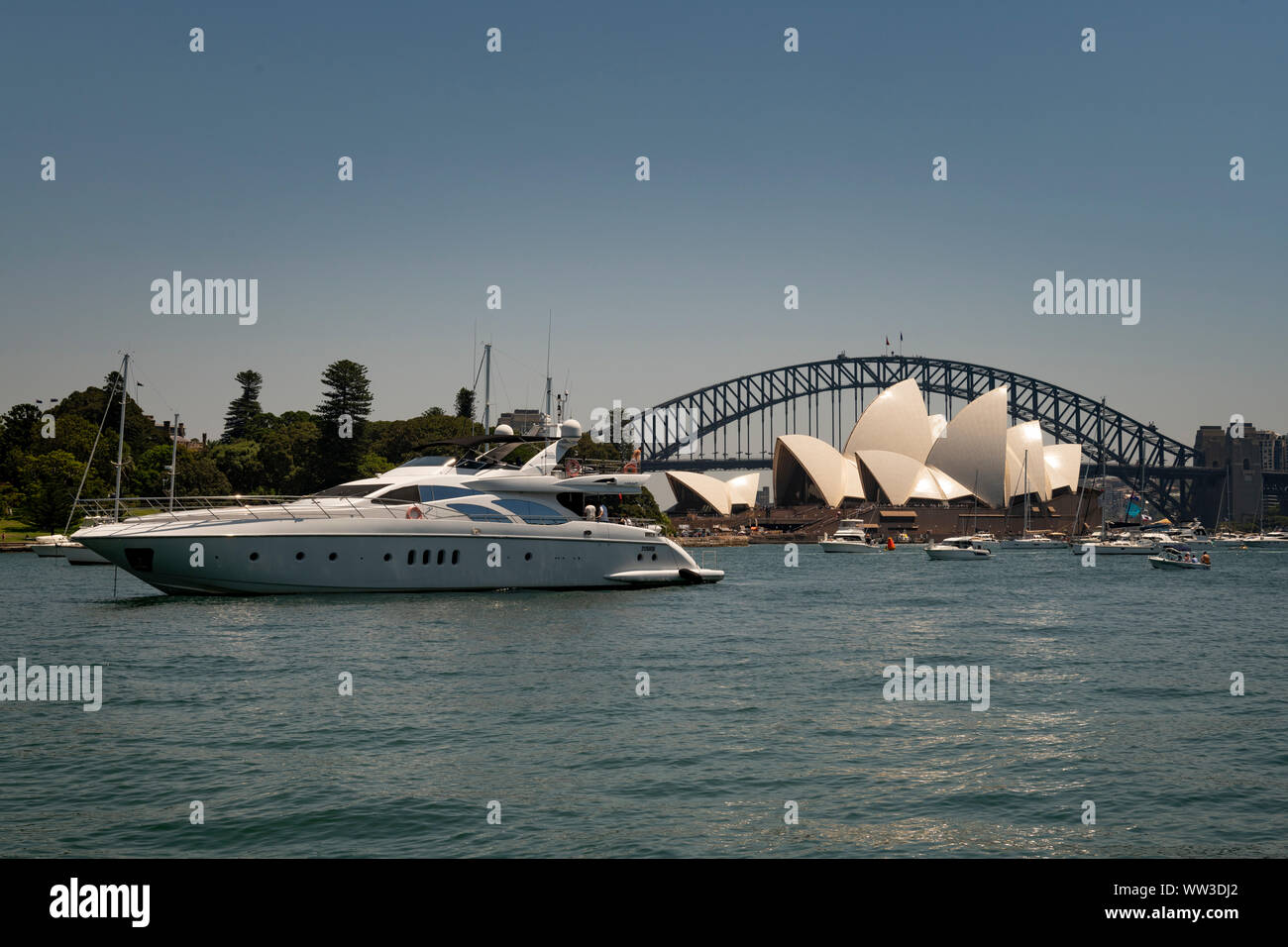 El Día de Australia en Sydney. Sydney Opera House y el puente con la flotilla de barcos. Foto de stock