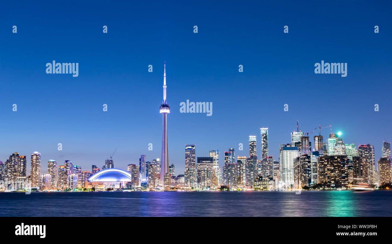 En la noche del horizonte de la ciudad de Toronto, Ontario, Canadá Foto de stock