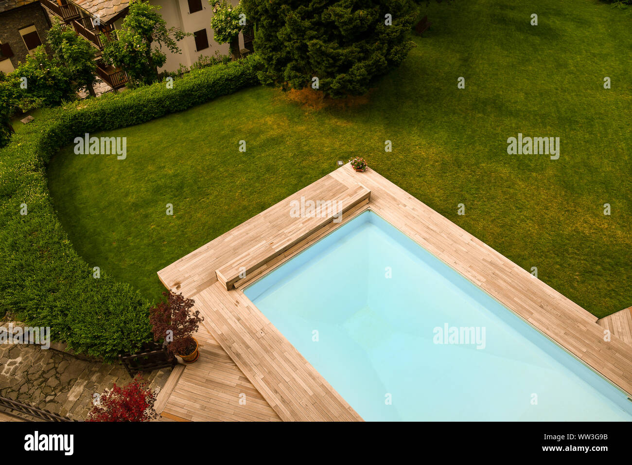 Vista desde arriba de la madera piscina en el jardín del Hotel Grand Royal & Golf en verano, Courmayeur, Aosta, Alpes, Italia Foto de stock