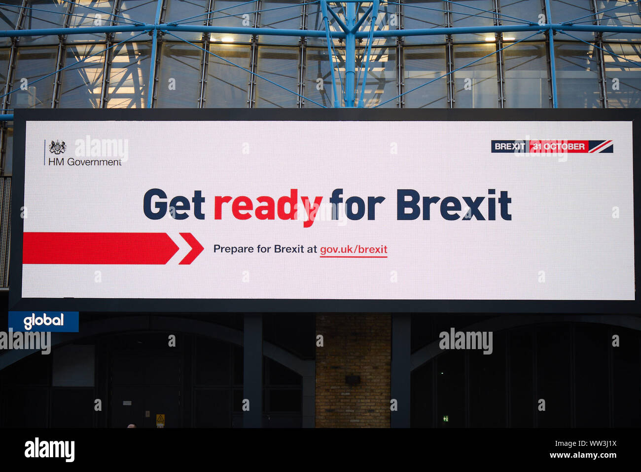 Londres, Reino Unido - 10 de septiembre de 2019: un anuncio iluminado en Waterloo como parte de la nueva campaña del gobierno llamando a la gente a prepararse para Brexit. Foto de stock