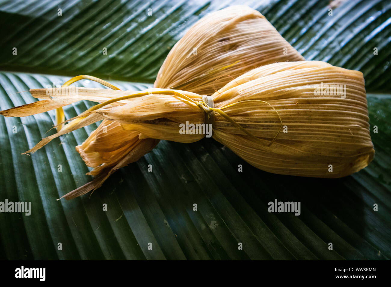 (Chuchitos Tamales guatemaltecos) en hoja de plátano Fotografía de
