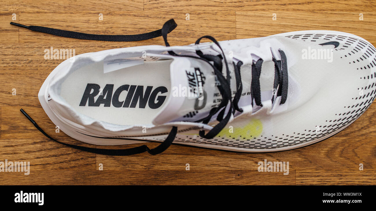París, Francia - Jul 8, 2019: Vista desde de las nuevas Nike Running zapatillas de carreras sobre la superficie de madera Fotografía de stock - Alamy