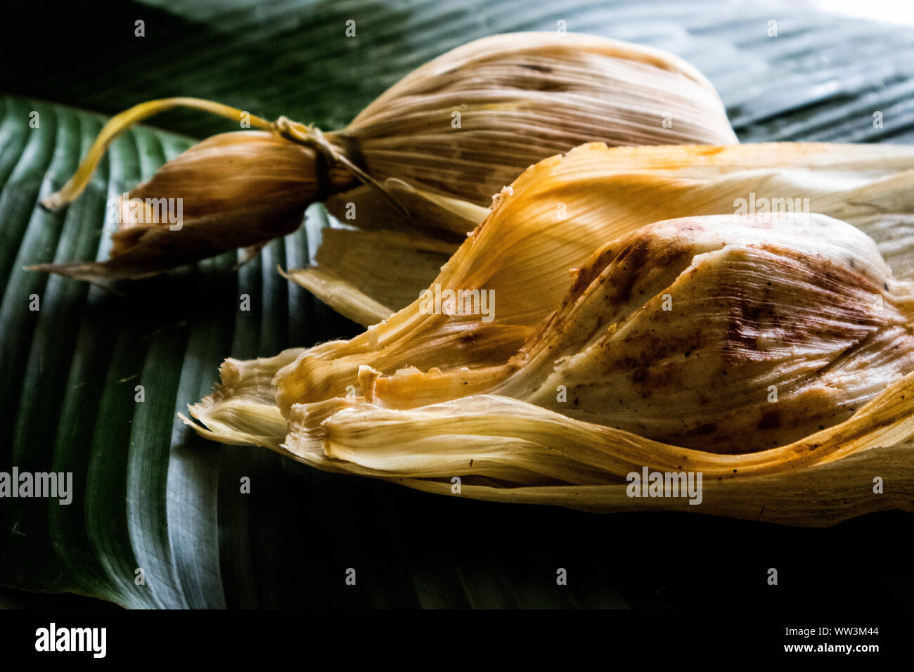(Chuchitos Tamales guatemaltecos) en hoja de plátano Fotografía de