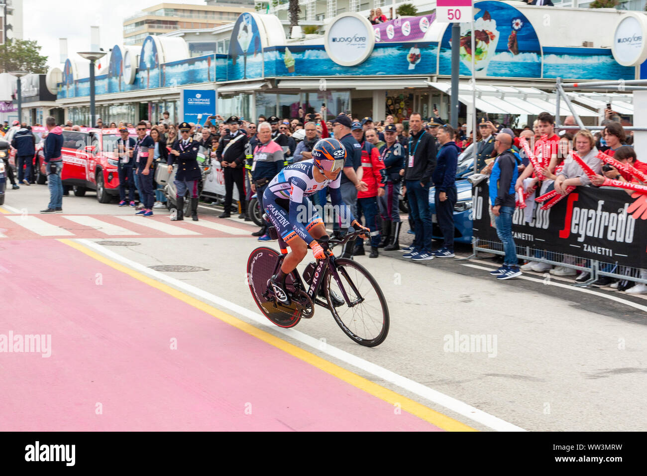 Sho Hatsuyama (JAP) de Nippo Vini Fantini Faizanè inicia el tiempo de prueba individual, etapa 9, Giro d'Italia 2019, Riccione, Italia Foto de stock