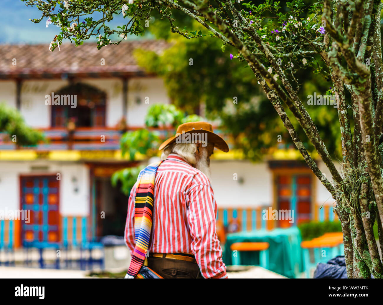 Hombre que llevaba un sombrero y poncho doblado sobre el hombro en el  pueblo colonial de jardin, Colombia Fotografía de stock - Alamy