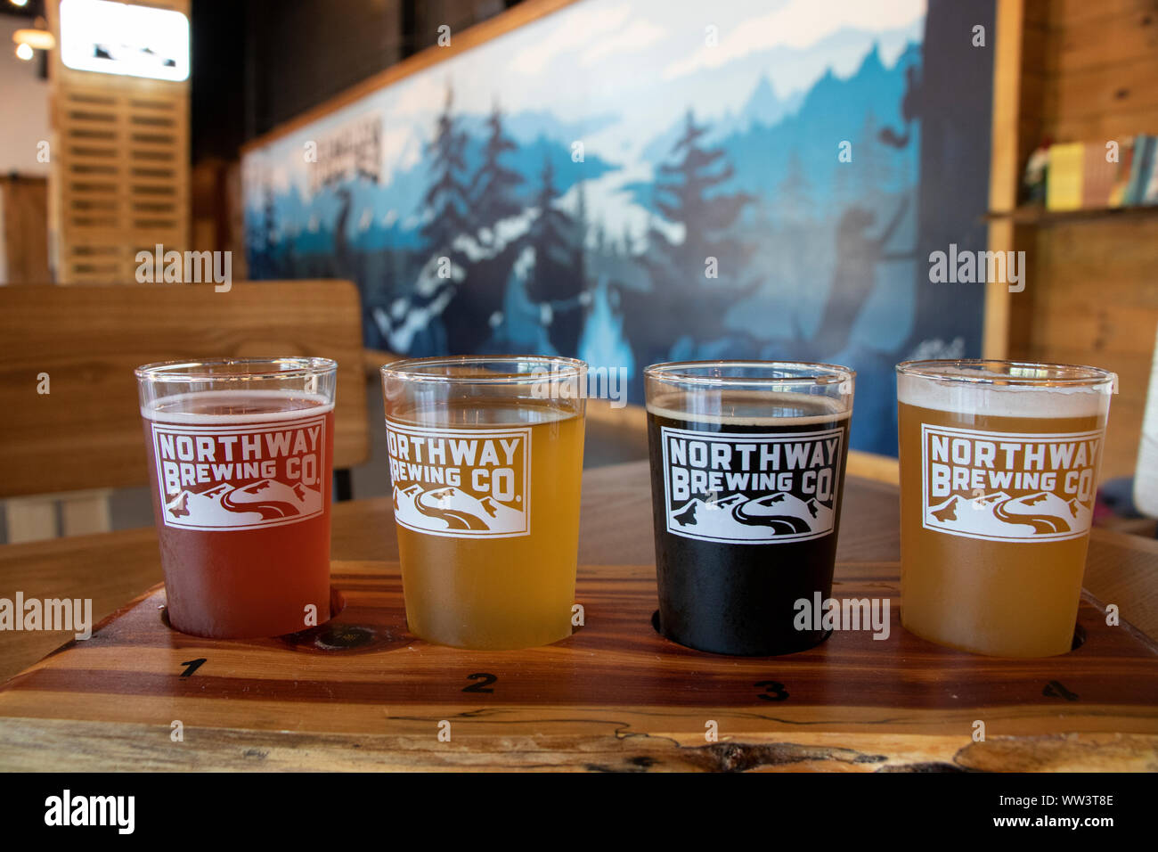 Lake George, NY, USA - Agosto 5, 2019: cata de cerveza en vuelo Northway Brewing Company, American las cervezas artesanales, al Noreste de Estados Unidos Foto de stock