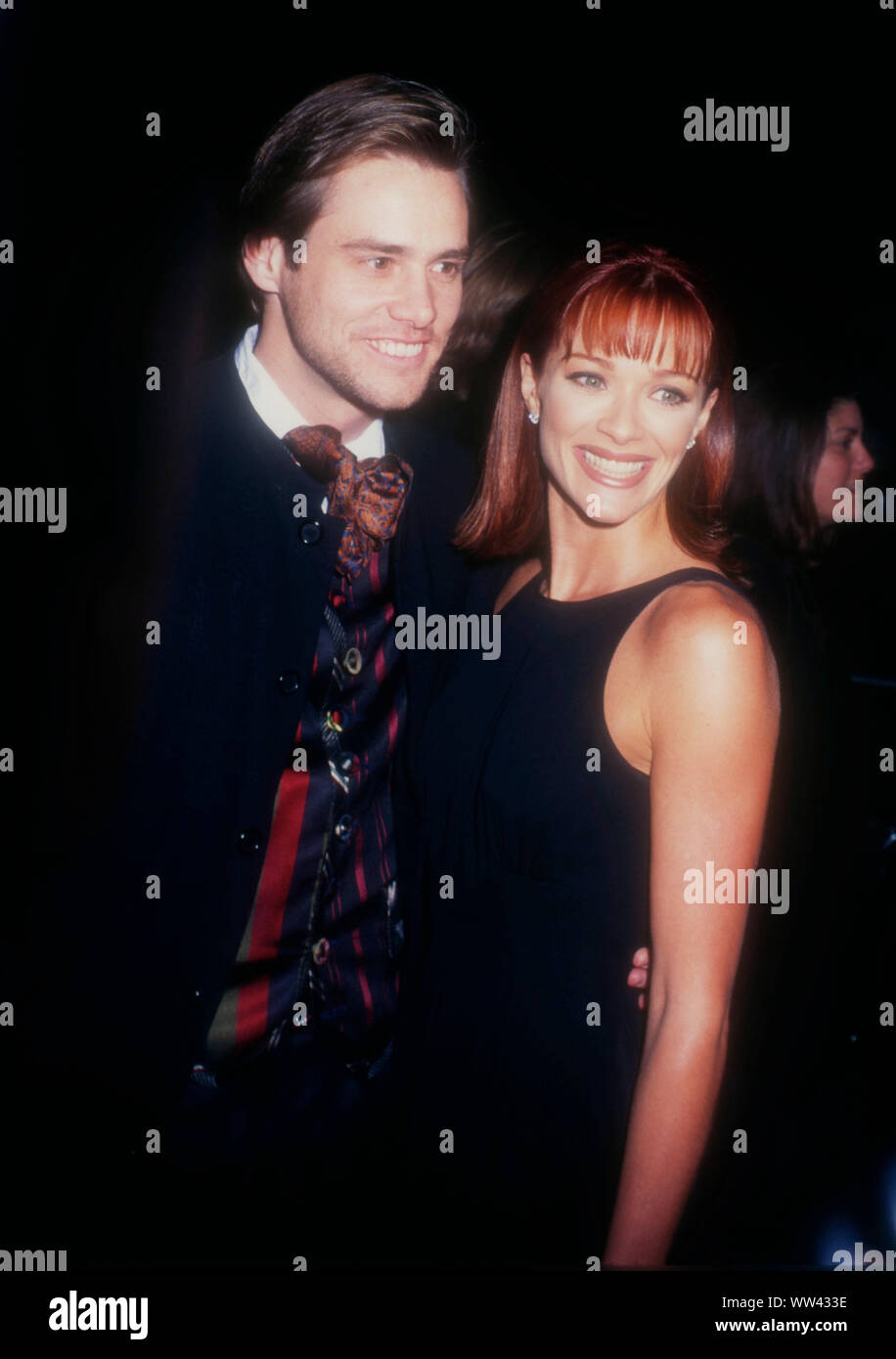 Hollywood, California, EE.UU. el 6 de diciembre de 1994, el Actor Jim Carrey y la actriz Lauren Holly asistir a New Line Cinema's 'Dumb y Dumber' estreno el 6 de diciembre de 1994 en el Pacífico de Cinerama Dome en Hollywood, California, USA. Foto por Barry King/Alamy Stock Photo Foto de stock