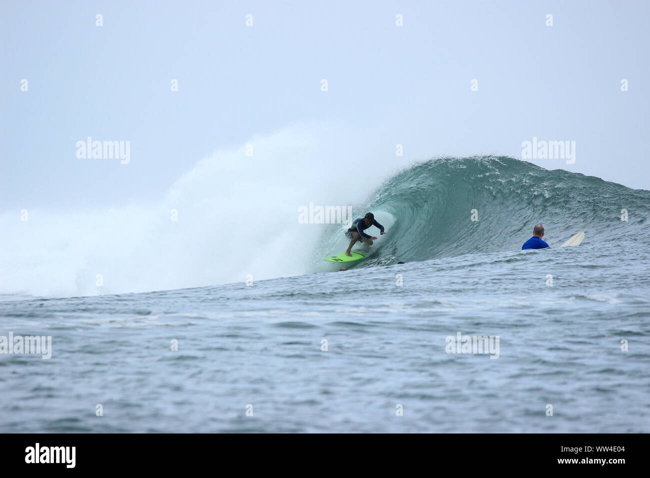 Free surf en Kuta Bali reef Foto de stock