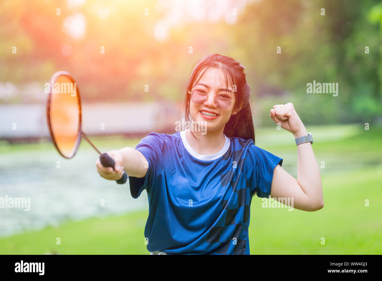 Sport girl teen jugar al bádminton de ejercicio al aire libre para una sana actividad Foto de stock