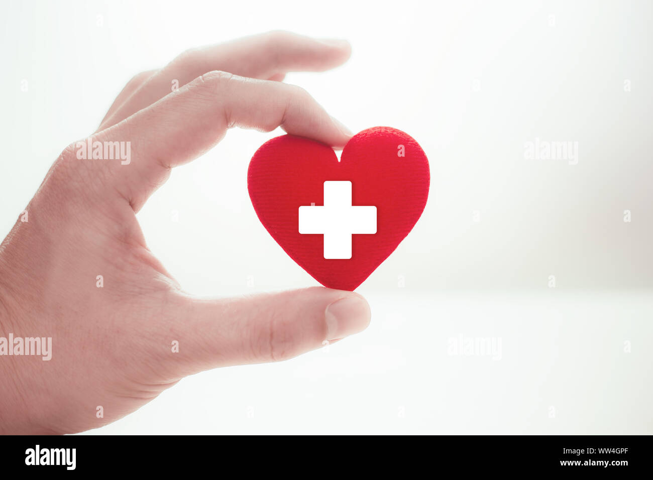 Amor De Atención hospitalaria con el corazón en la mano para ayudar y concepto de donación Foto de stock