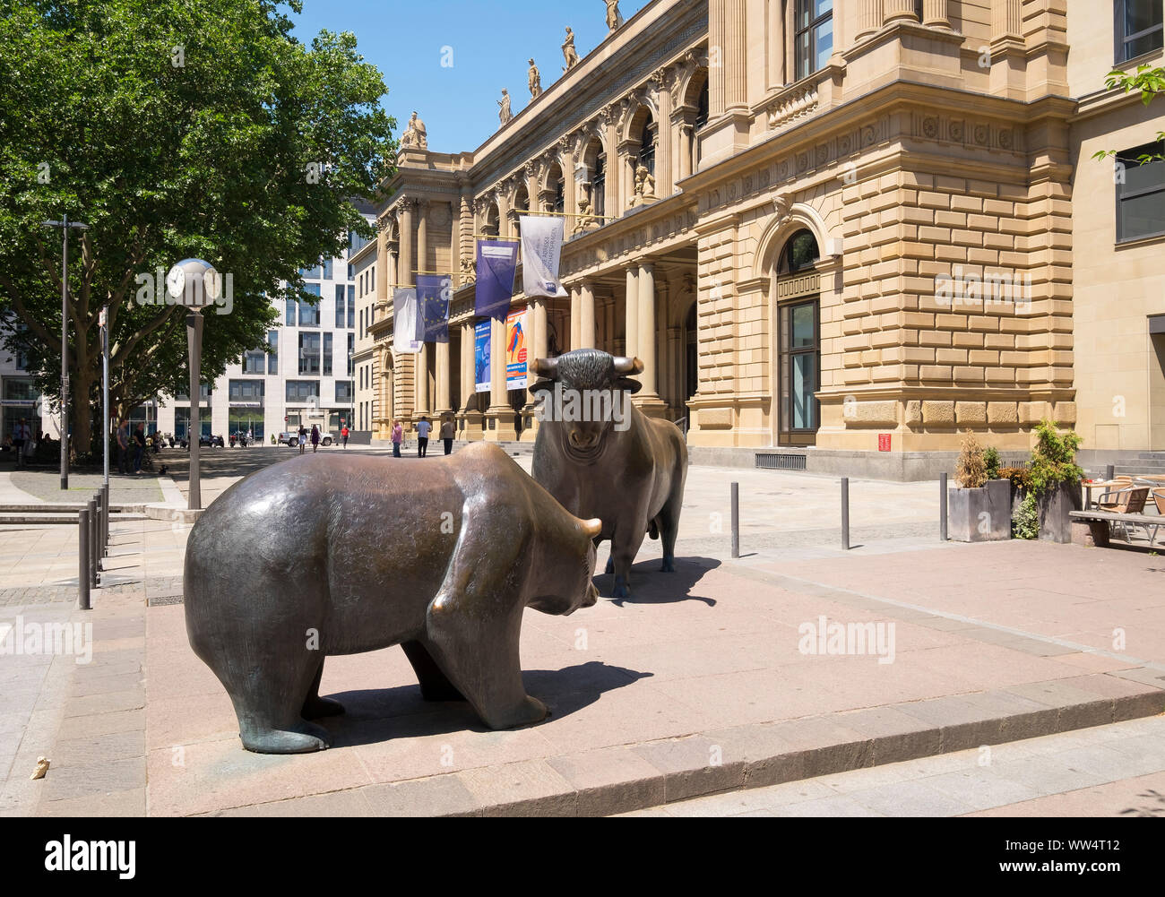Esculturas de bronce bull y bear en el stock market square, Frankfurt am Main, Hesse, Alemania Foto de stock