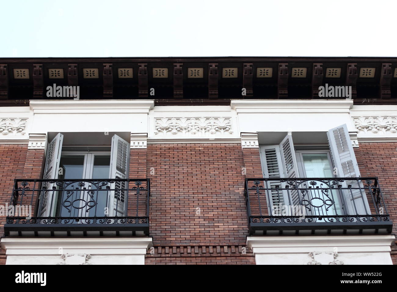 Dos pequeños balcones en una vieja casa en Madrid, Foto de stock