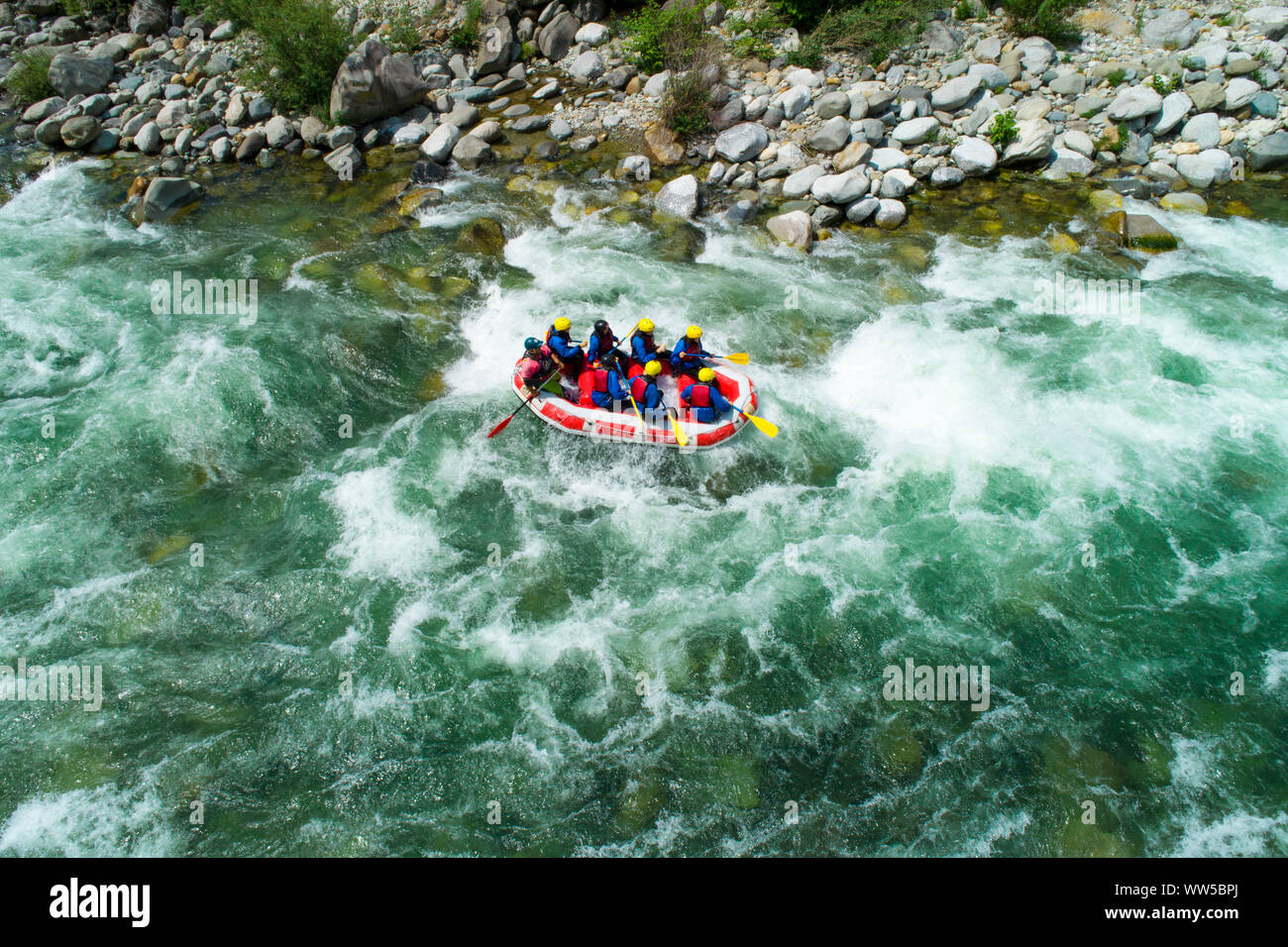 Rafting en el río alpino. Río Sesia, Piamonte, Italia. Foto de stock