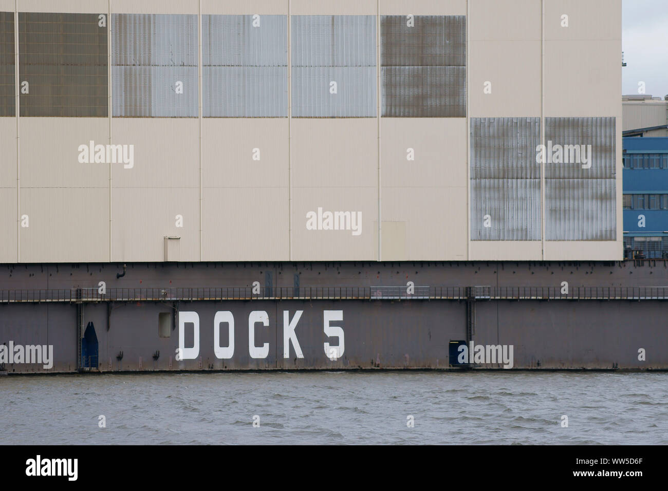 Las paredes de acero y construcciones del dique 5 en el puerto de Hamburgo, Foto de stock