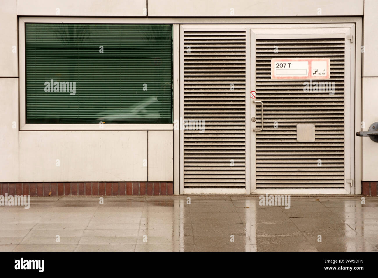 Un sorprendente como puerta de persiana veneciana con signos en la lluvia  Fotografía de stock - Alamy