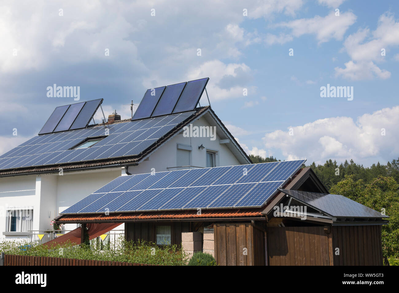 La energía solar fotovoltaica y los paneles de calefacción proporciona energía limpia a una casa en Baviera, Alemania Foto de stock
