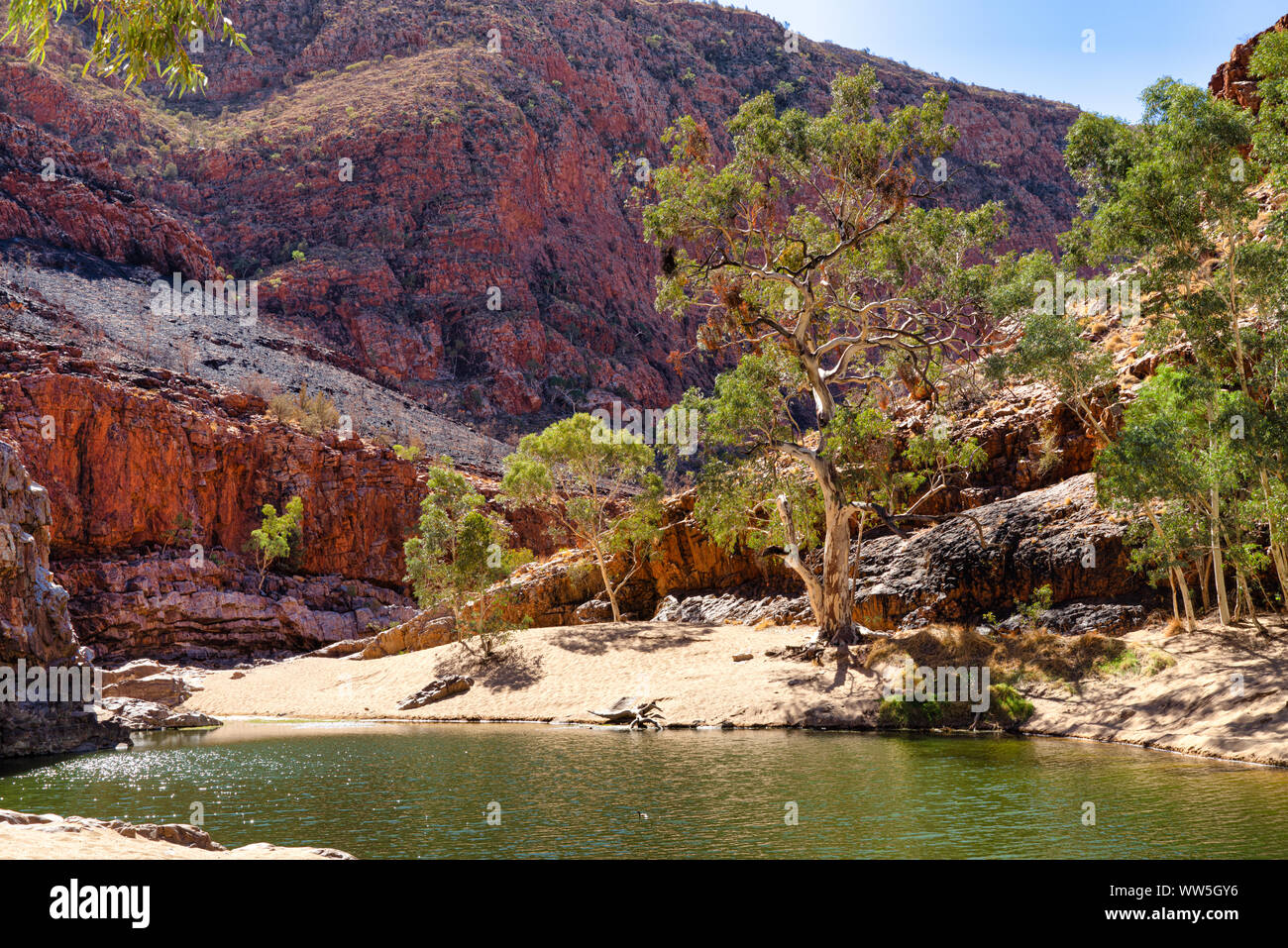 Orificio de agua en Ormiston Gorge, West MacDonnell National Park, el Territorio del Norte, Australia Foto de stock