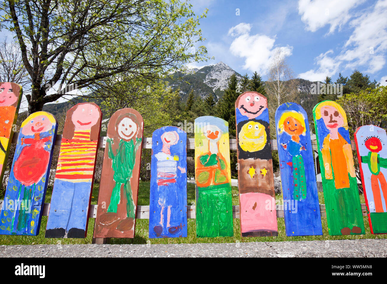 Figuras de Pascua hechas de yeso con pinturas, el concepto de manualidades  infantiles para Pascua Fotografía de stock - Alamy