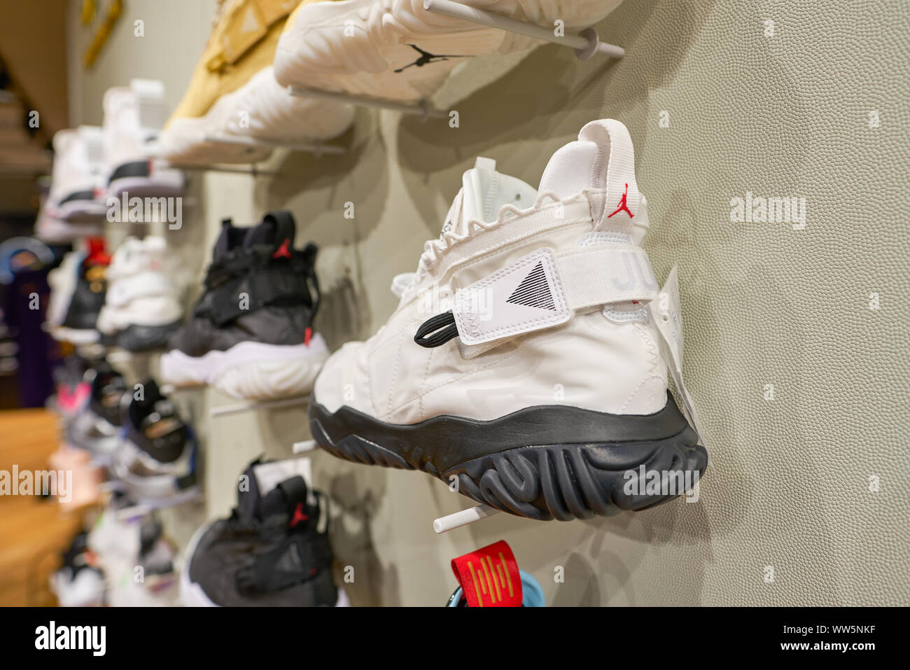 Singapur - CIRCA abril, 2019: Primer plano de calzado de Nike en una tienda  en el aeropuerto Changi de la Joya Fotografía de stock - Alamy