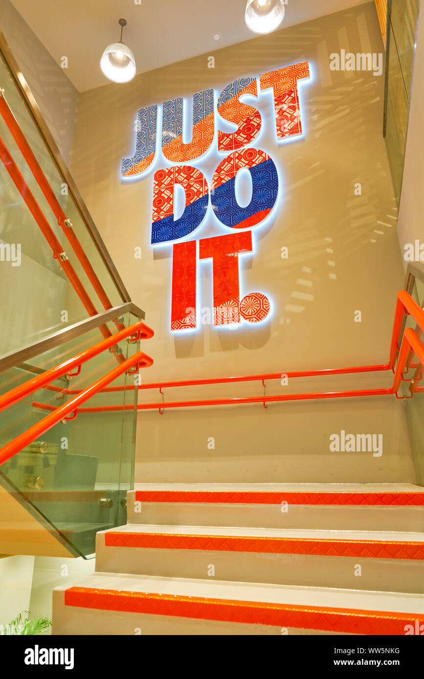 Singapur - CIRCA abril, 2019: el lema 'Just do it' en Nike Store en Jewel  Changi Airport Fotografía de stock - Alamy