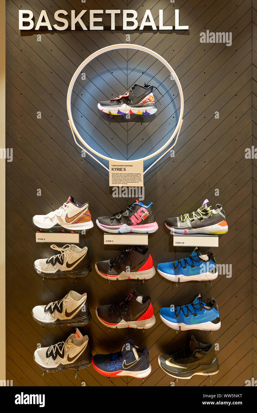 Zapatillas De Tenis Nike Fotos e Imágenes de stock - Alamy