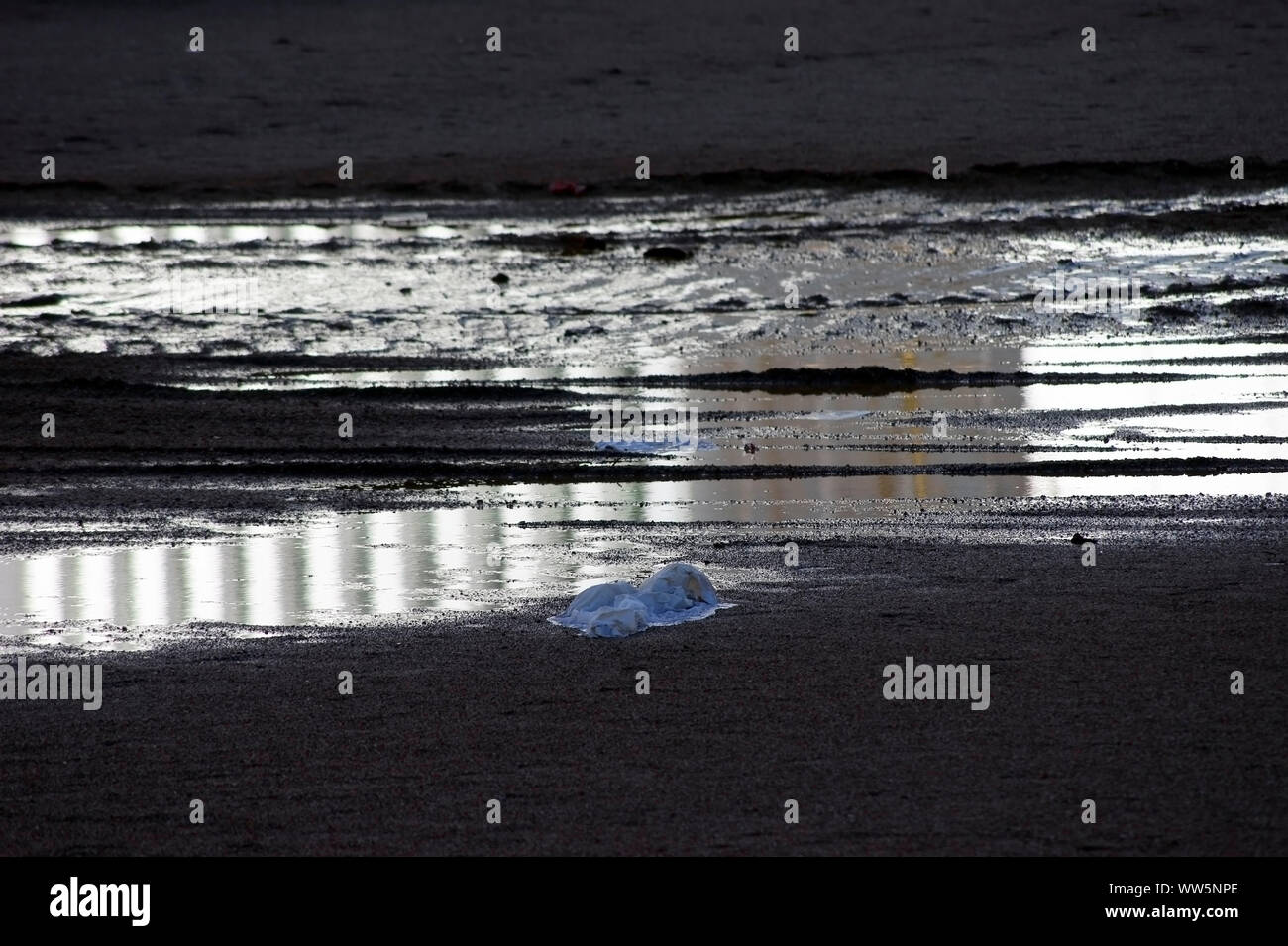 Fotografía de reflejos de agua en color o en monocromo, cursos Foto de stock