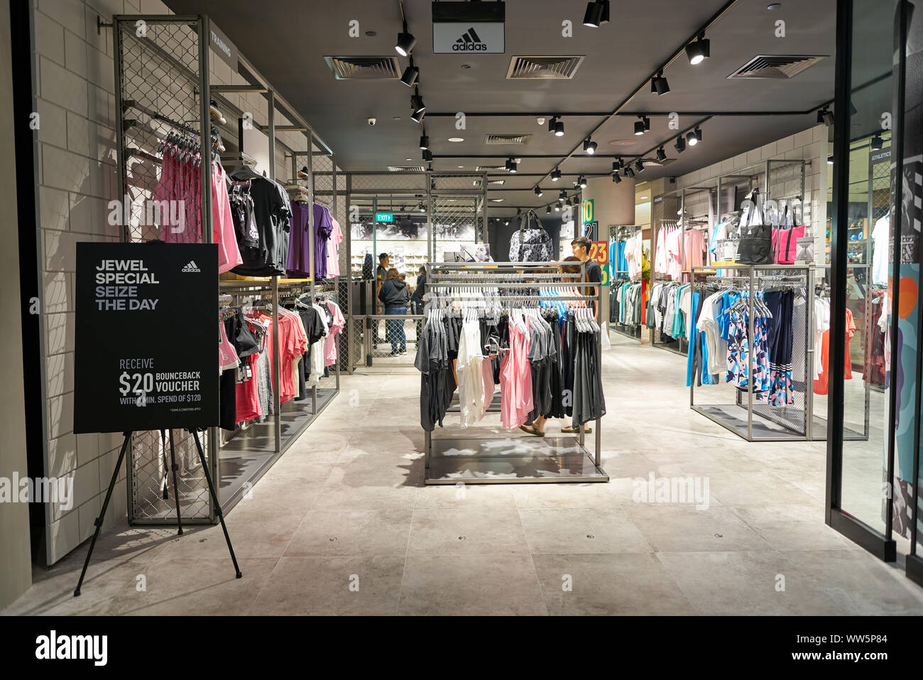 Singapur - circa 2019: interior shot de Adidas store en Jewel Changi Airport Fotografía stock - Alamy
