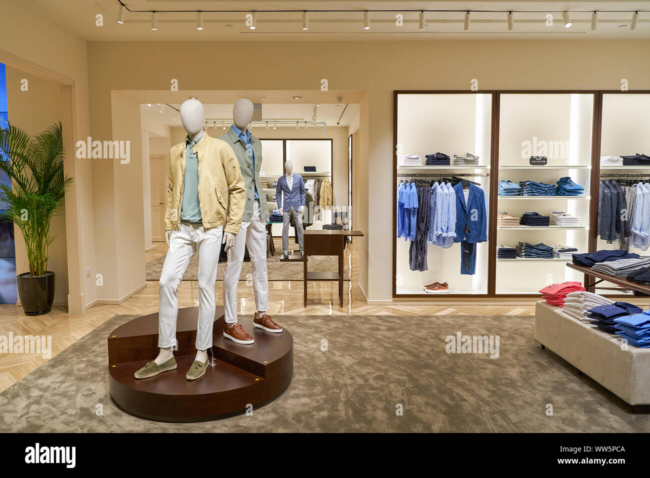 Shopping shop massimo dutti fotografías e imágenes de alta resolución -  Página 2 - Alamy