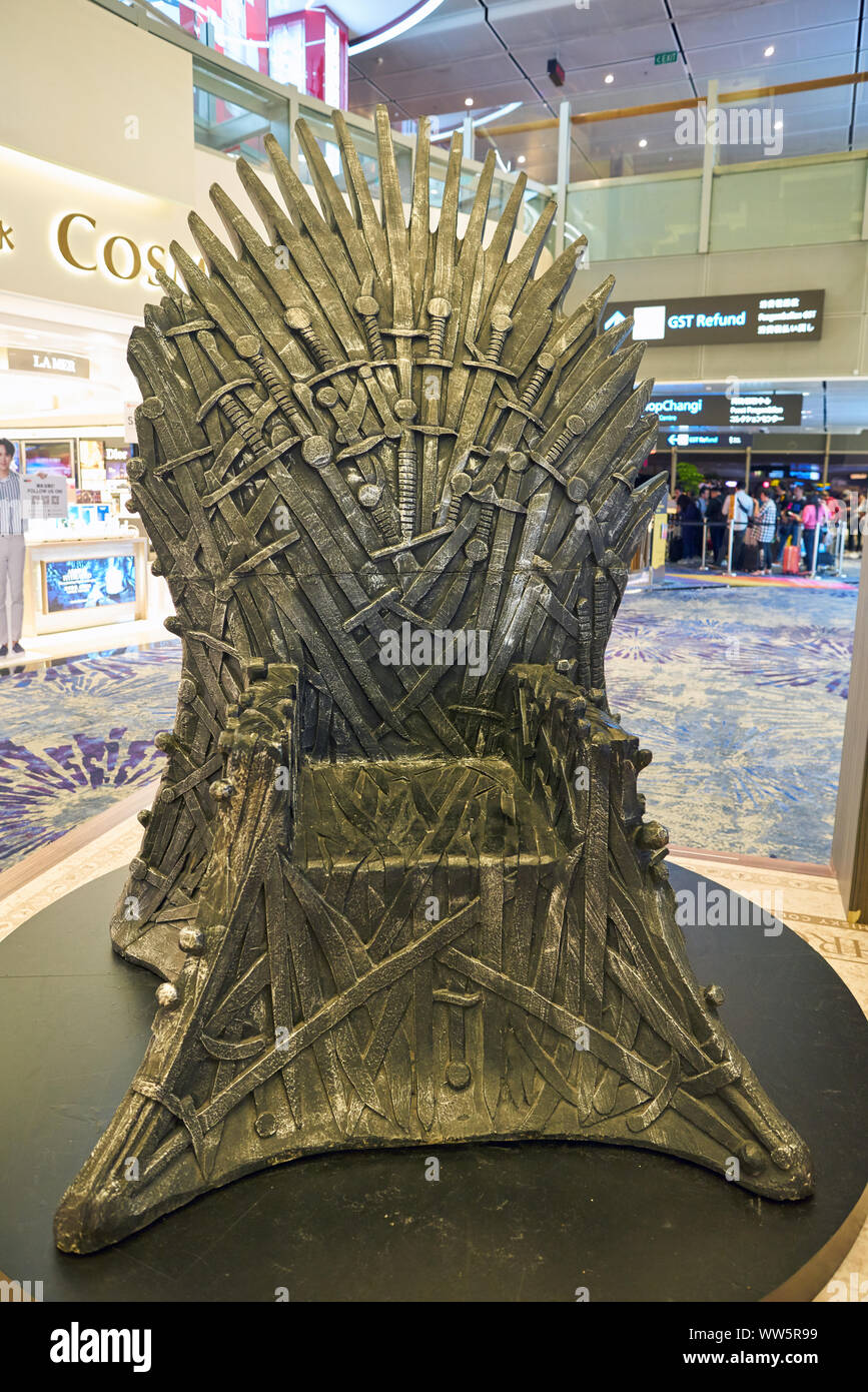 Singapur - CIRCA abril, 2019: una vida tamaño Trono de hierro en la exhibición en el Aeropuerto de Changi, el terminal 3 Foto de stock