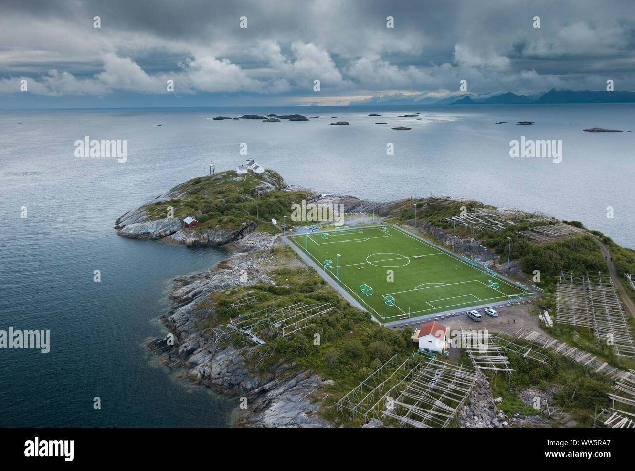 Estadio de Fútbol Henningsvaer Lofoten Noruega Fotografía de stock - Alamy