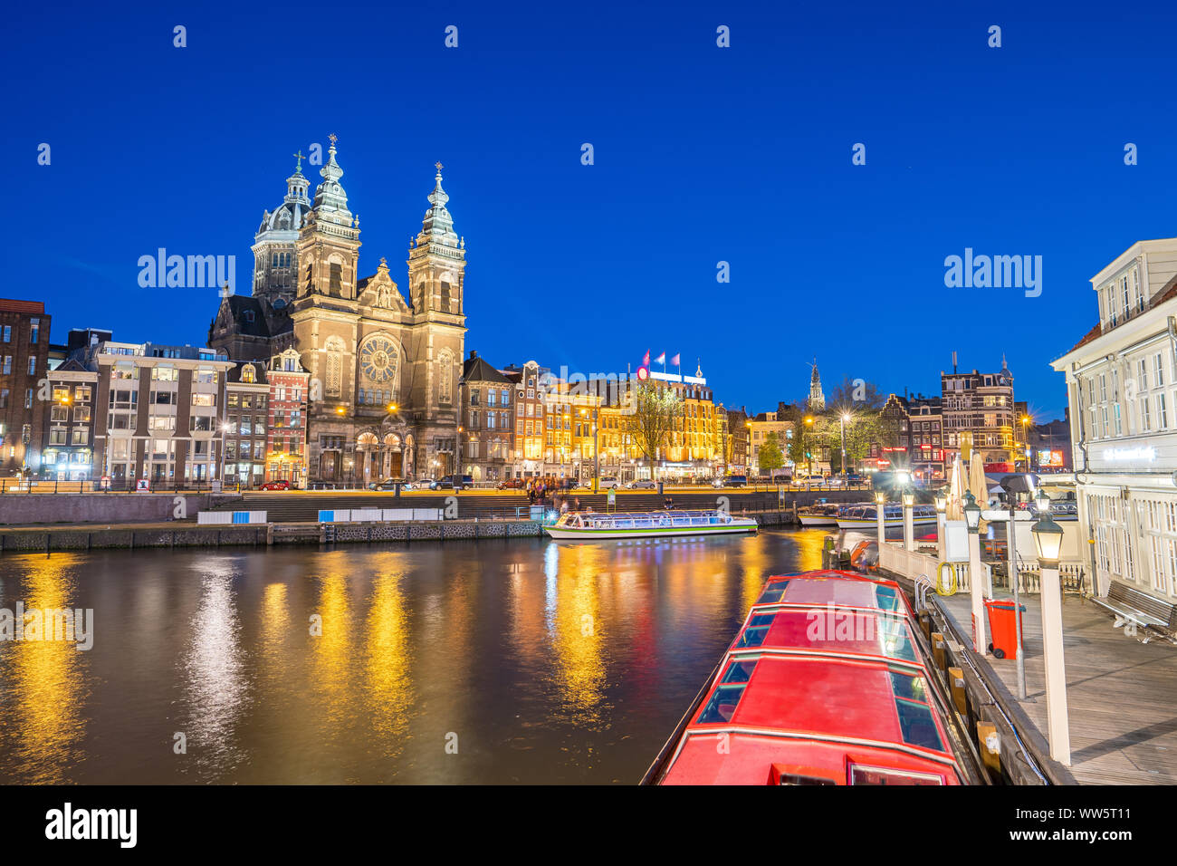 Horizonte de Amsterdam con edificios y emblemático Canal en la ciudad de Amsterdam, Holanda. Foto de stock
