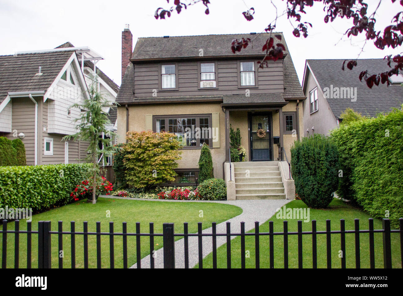 Una casa con jardín en la parte delantera en Vancouver, Canadá Fotografía de  stock - Alamy