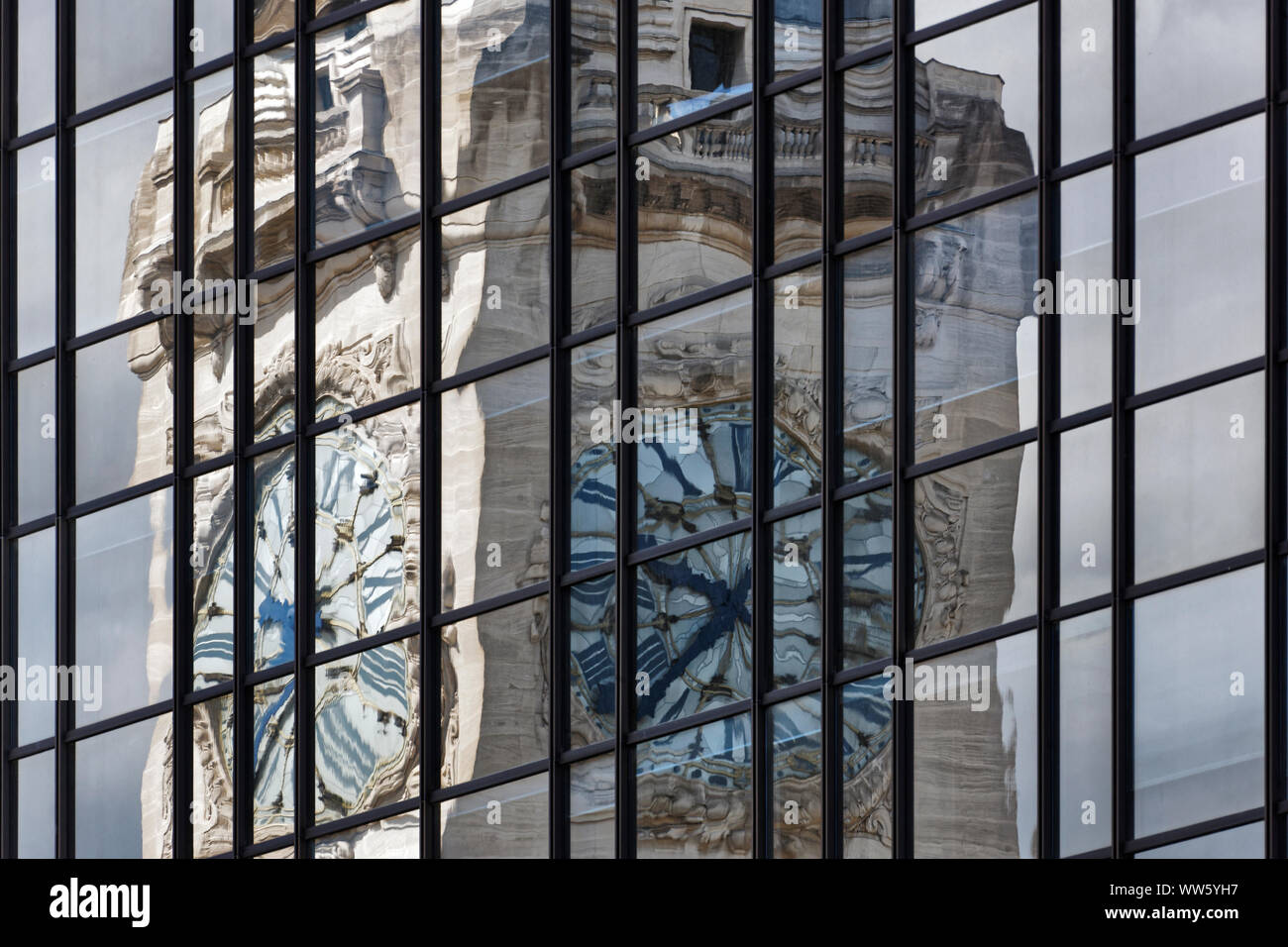 Francia, Paris, reloj, 9:38, la torre del reloj, reloj, desde aproximadamente 1900, la reflexión en frente de vidrio Foto de stock